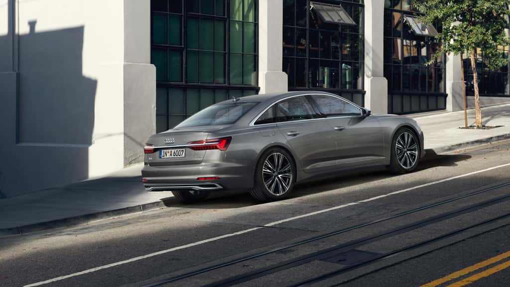 Des aides financières mises en place par l'État français invitent les automobilistes à passer au véhicule électrique. Ici, en photo, une berline Audi A6. © Audi