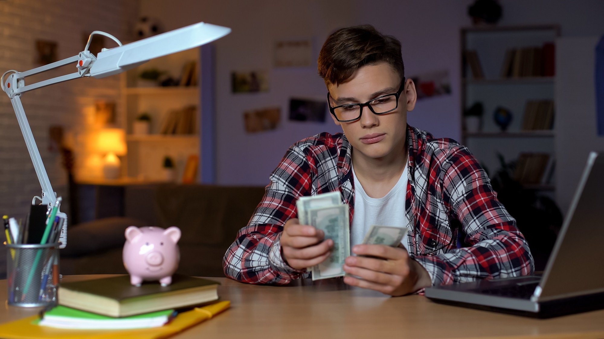 Pour bien gérer son budget étudiant, rien de mieux que de faire ses comptes et listes les différents postes de dépenses. © motortion, Adobe Stock.