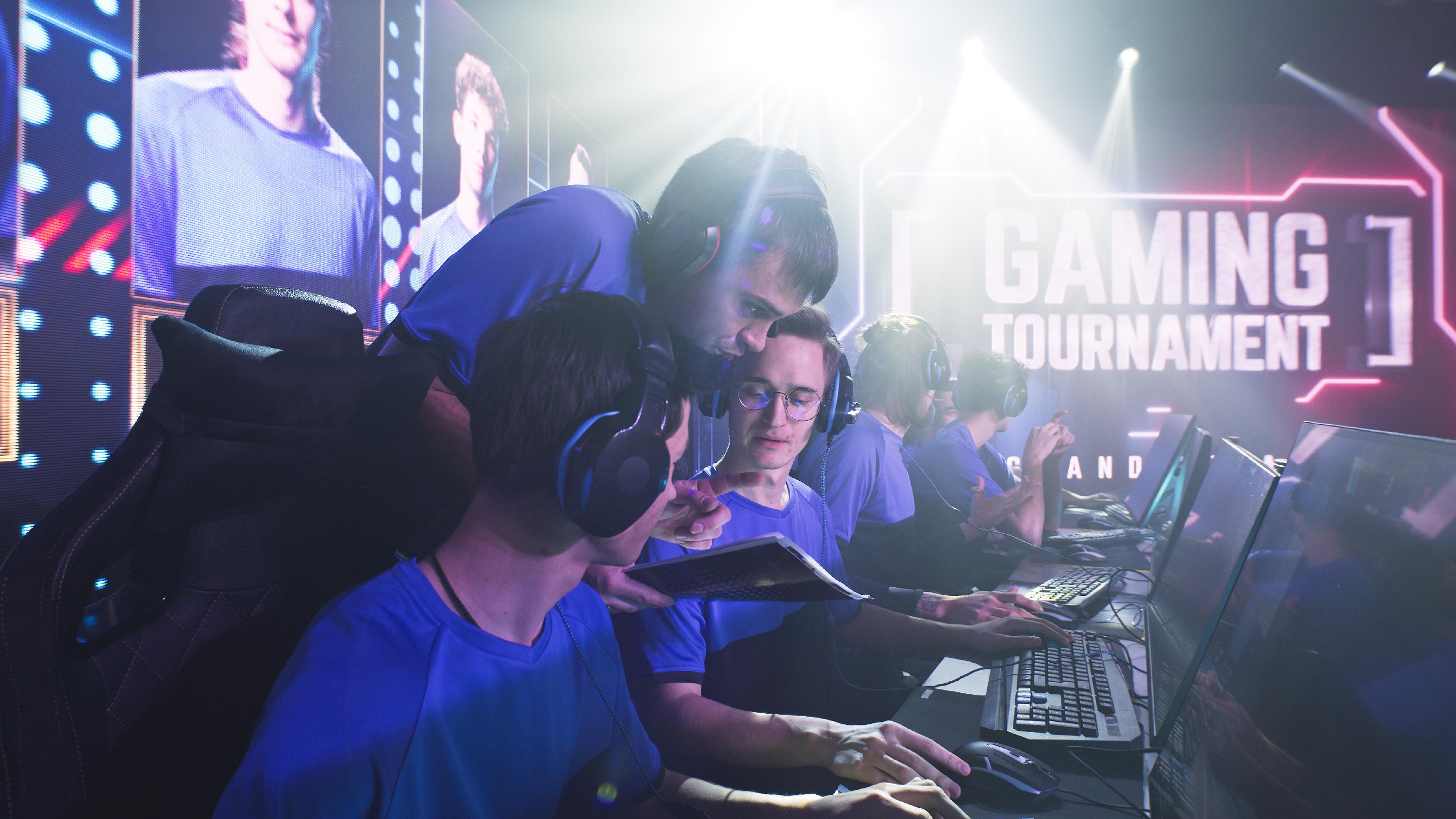 Le coach esport accompagne ses joueurs avant, pendant et après une compétition afin de les encadrer et de les pousser à donner le meilleur d'eux-même. © Framestock, Adobe Stock.