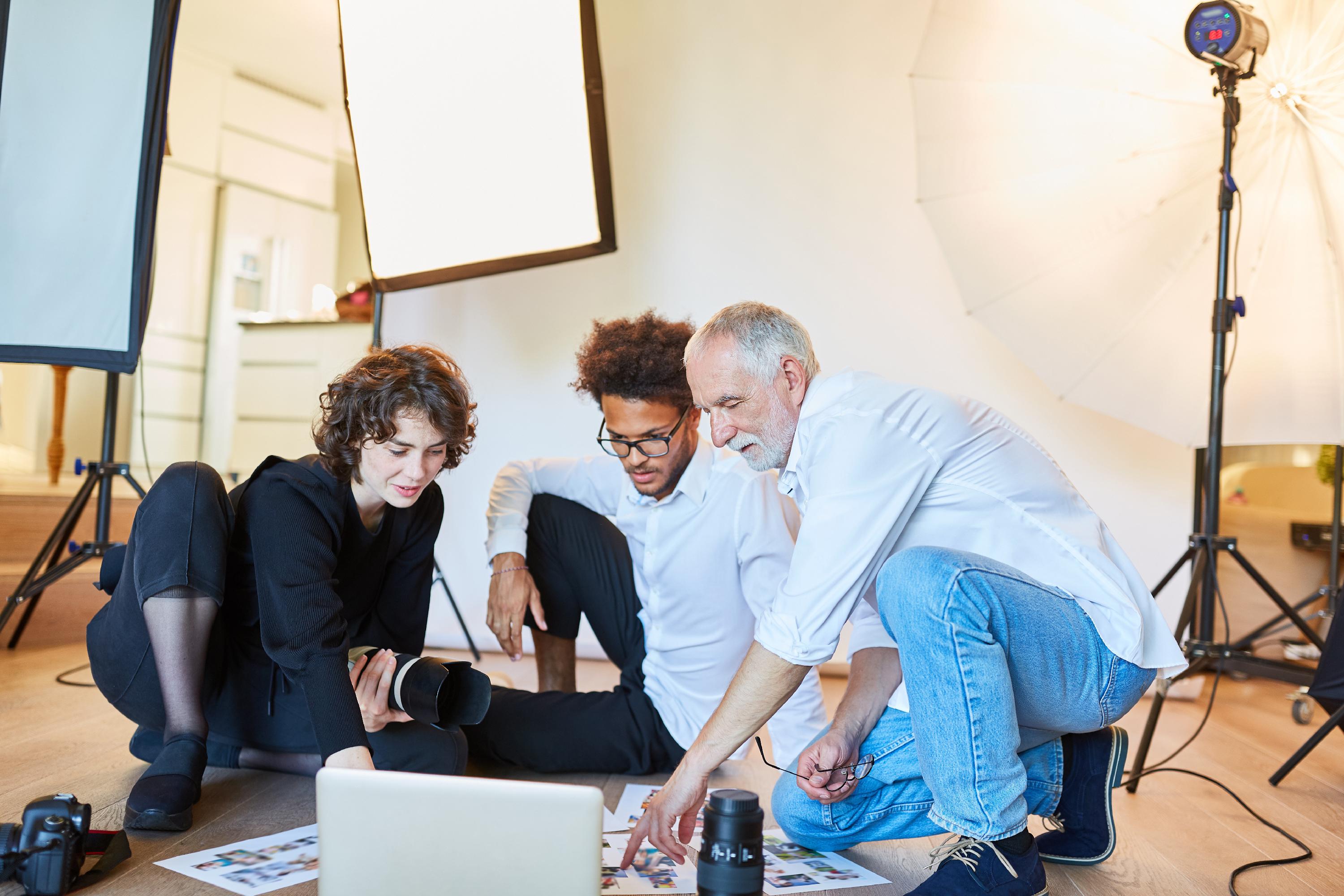 Le directeur artistique travaille en collaboration avec de nombreux autres professionnels, afin de transformer une idée en un création visuelle commerciale ou publicitaire. © Robert Kneschke, Adobe Stock.