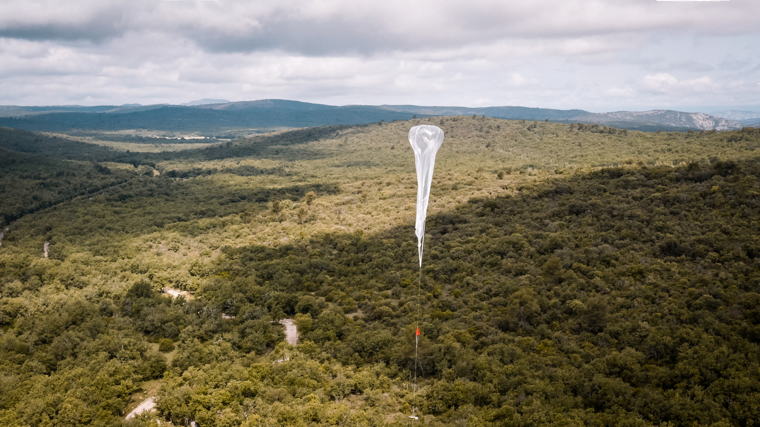 Les ballons captifs d'EONEF pourraient servir à repérer un départ de feux ou assurer un suivi environnemental... © EONEF