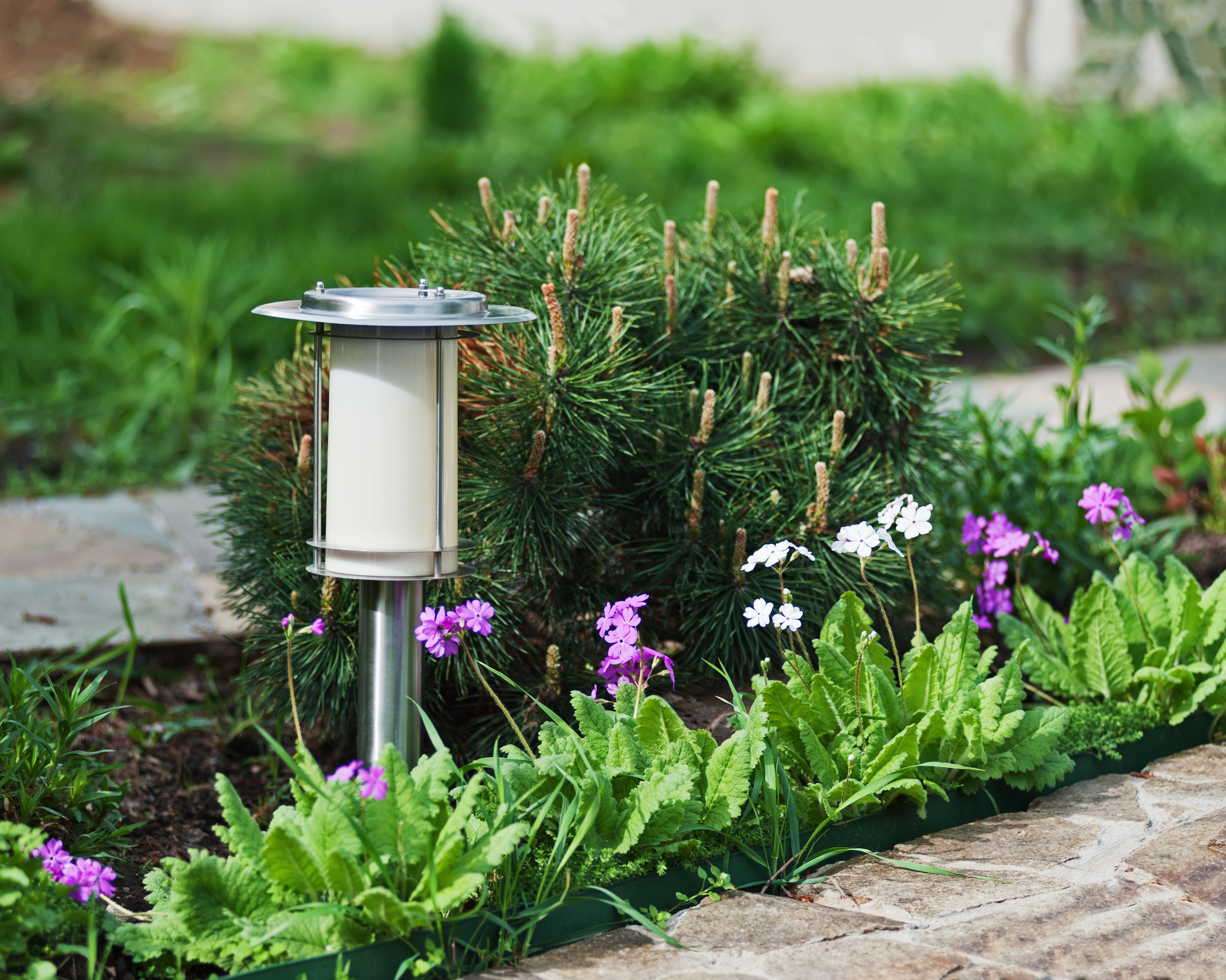 Installer des luminaires solaires dans le jardin est une démarche écoresponsable qui réduit aussi la facture d'énergie. © GLandStudio, Adobe Stock