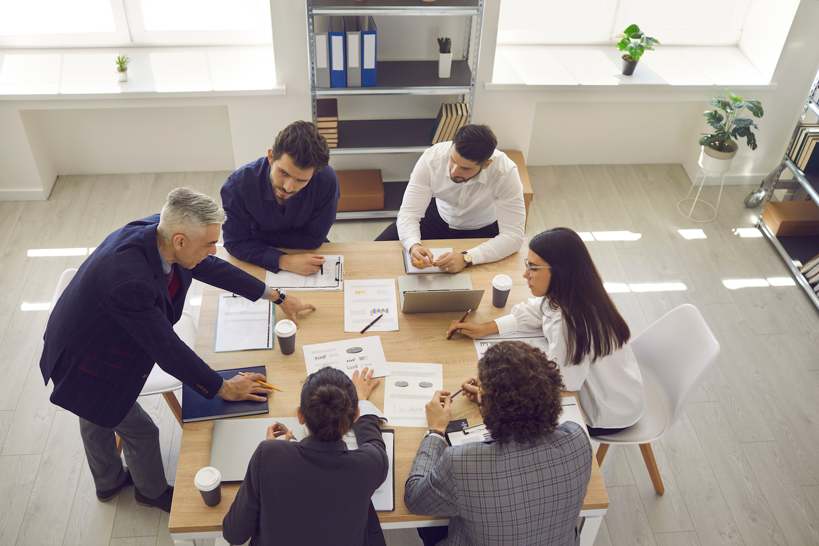 Permettre aux employés de contribuer aux décisions de l'entreprise, tel est le fondement du management participatif. © Studio Romantic, Adobe Stock