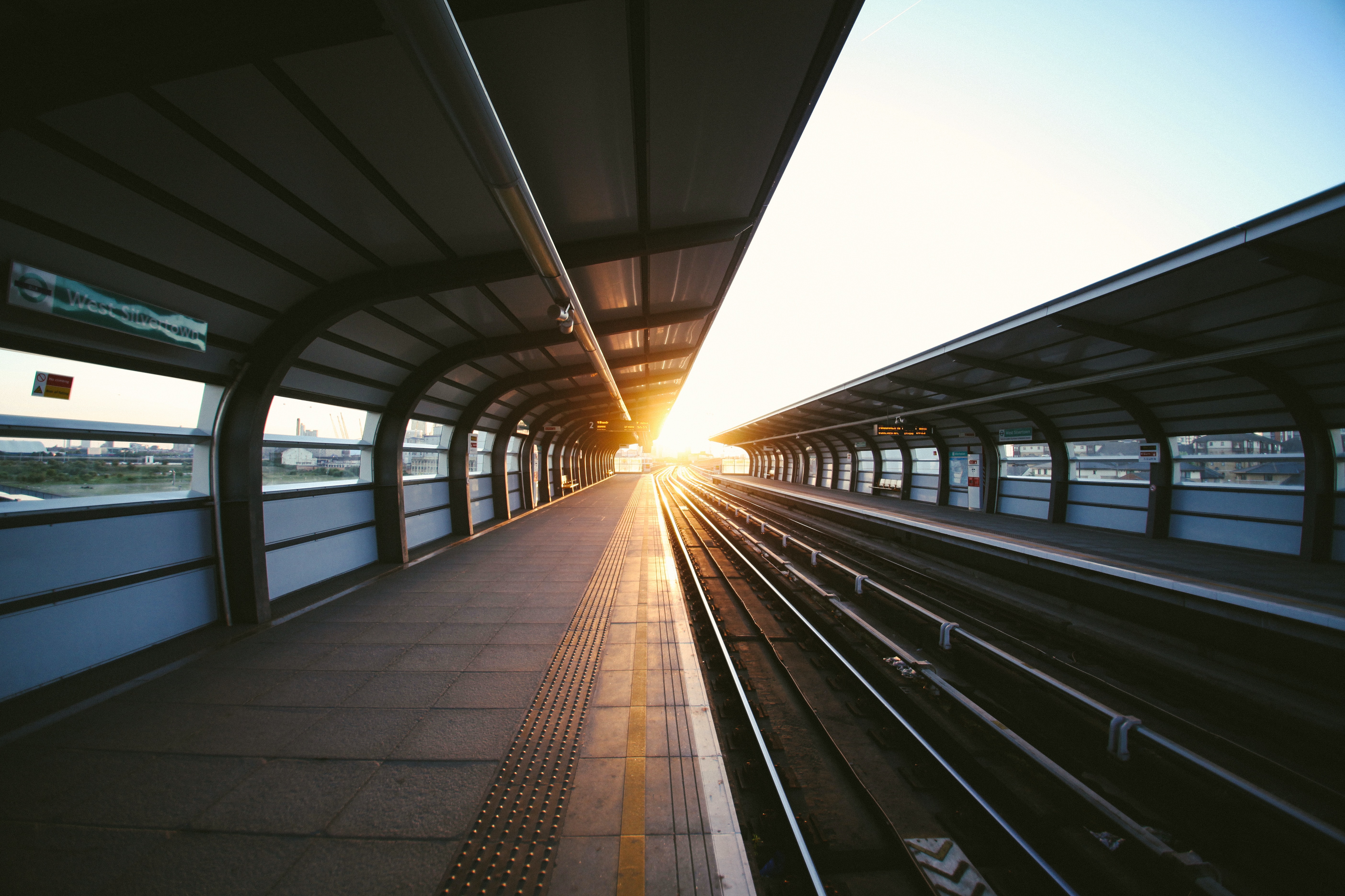 Le train, un moyen de transport écologique à privilégier malgré un prix plus élevé que l'avion. © Charles Forerunner, Unsplash