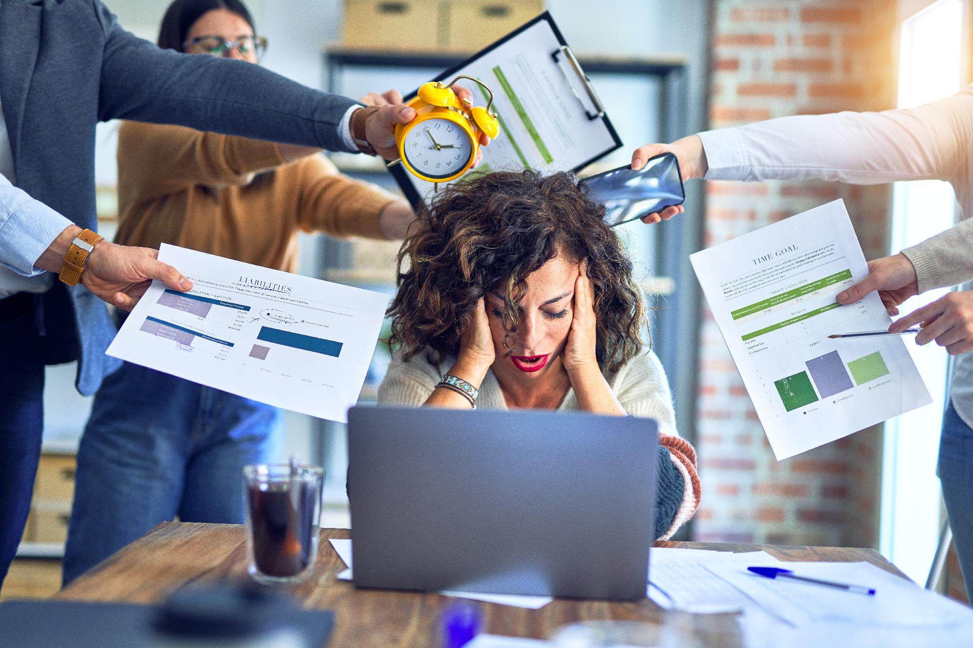 En cas de surmenage au travail, n'hésitez pas à en parler autour de vous, notamment à vos collègues et à votre supérieur, et à consulter un professionnel de santé. © Krakenimages.com, Adobe Stock.