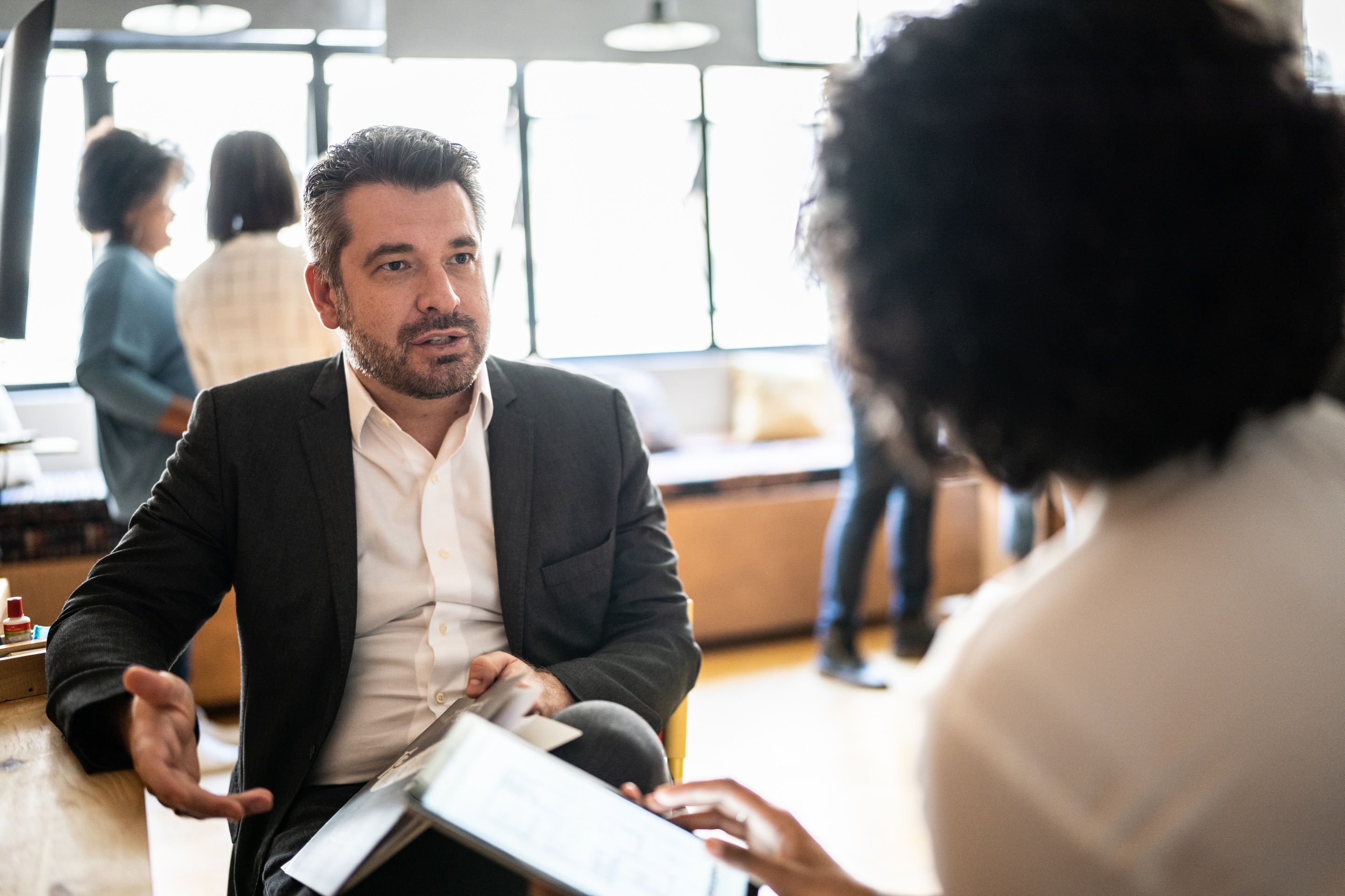 Dans un processus de recrutement, nombre d'entreprises disent avoir baissé les exigences de diplôme et avoir adopté l'approche basée sur les compétences. Les « soft skillz », ou savoir-être professionnels, deviennent aussi importants que les diplômes. © FG Trade, Getty Images 